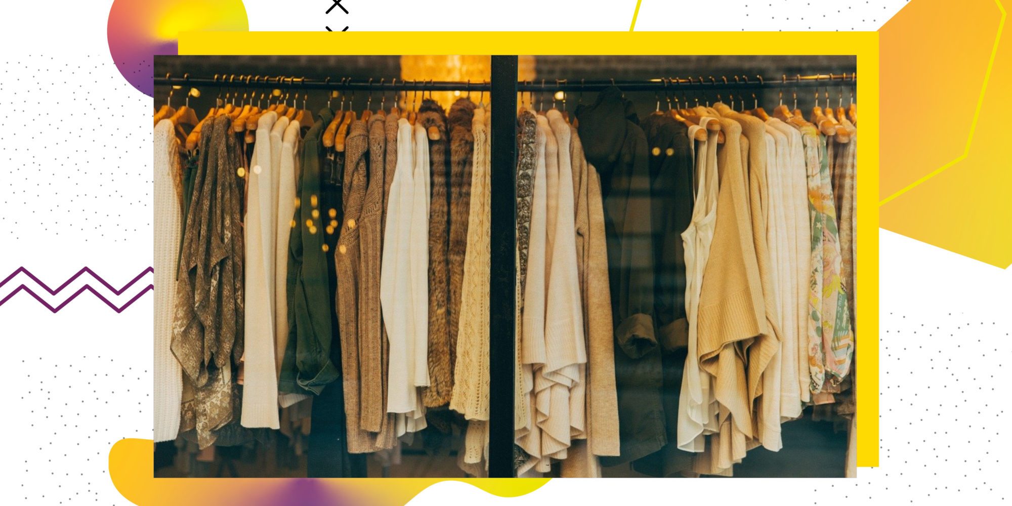 Schaufenster eines Geschäftes, in dem Kleidung in den Farben weiß, beige und dunkelgrün auf Kleiderständern aufgereiht sind