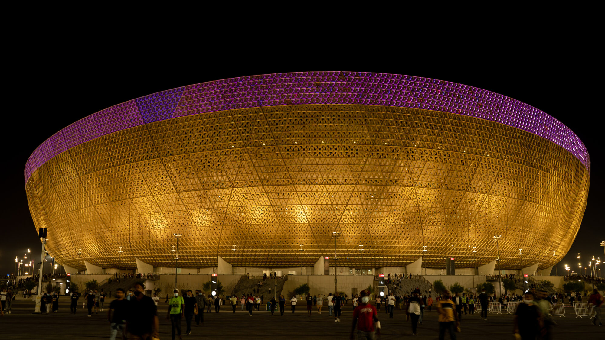 Das Lusail-Stadion in Katar bei Nacht. Hier findet das Finale der Fußball-WM statt.