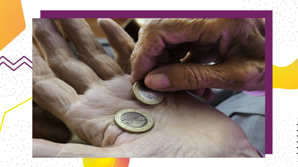 Zwei Hände von älteren Personen. Zwei 1 Euro-Stücke liegen in den offenen Hand.