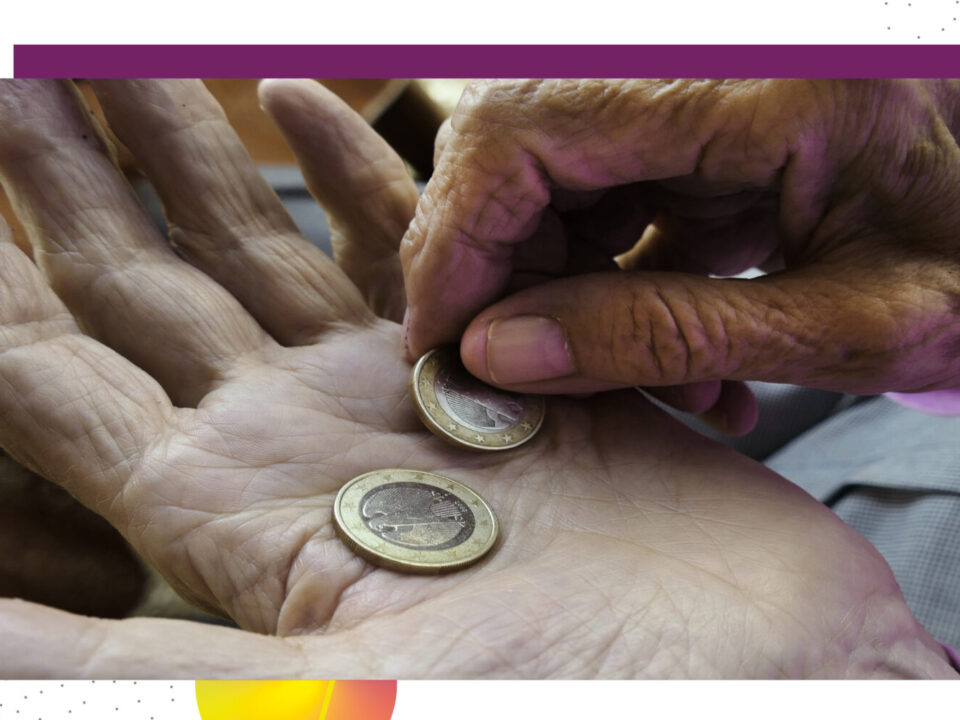Zwei Hände von älteren Personen. Zwei 1 Euro-Stücke liegen in den offenen Hand.
