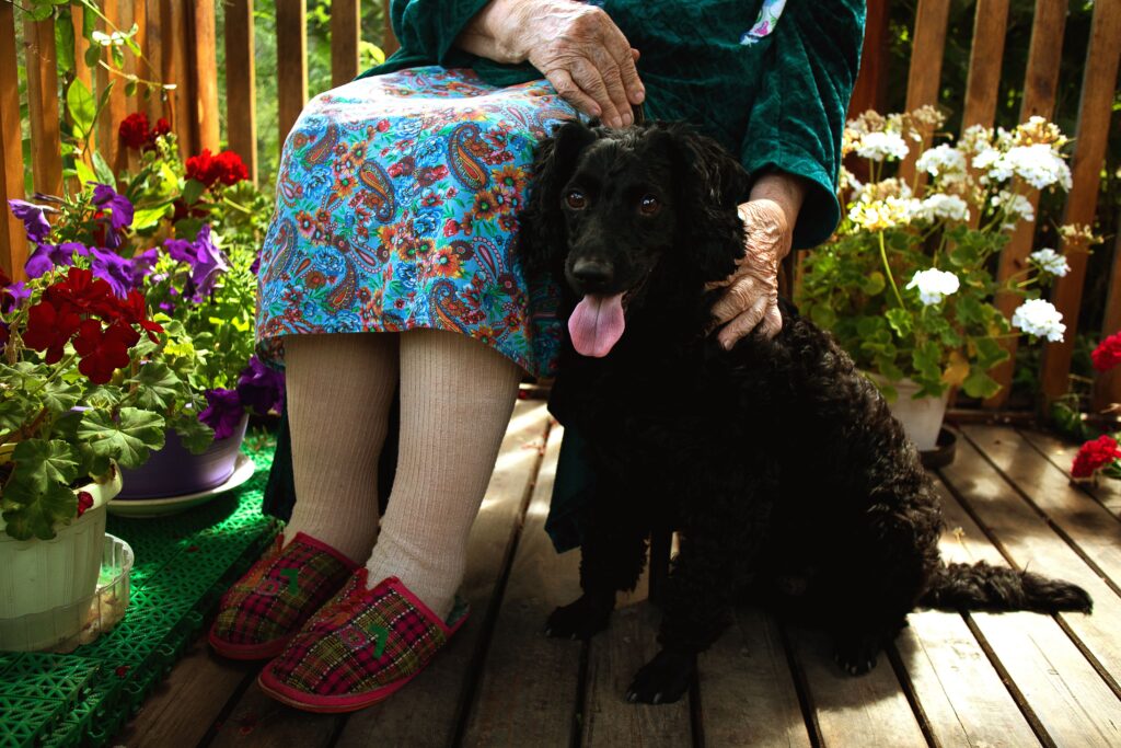 Ältere Dame mit Hund